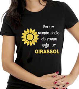 Camiseta Personalizada Preta Em Um Mundo Cheio de Rosas Seja um Girassol