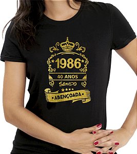 Camiseta Personalizada Preta Quarenta Cinquenta Anos Sendo Abençoada Dourada - Informe o Ano e Idade