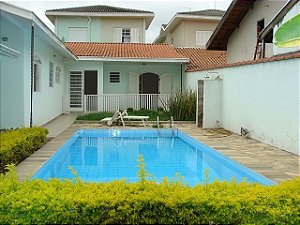 Casa com piscina - Jd. Indústrias