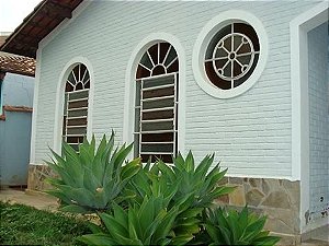Casa térrea em lote inteiro - Jd. Indústrias