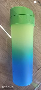 Garrafa Slim Fit Plástica Degradê Tampa Verde 540ml - Transfer Laser