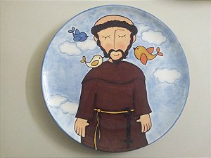Prato de cerâmica pintado a mão com desenho de São Francisco