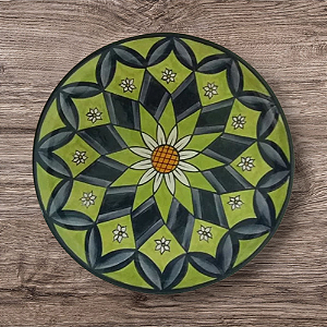 Prato de cerâmica pintado a mão com desenho de mandala