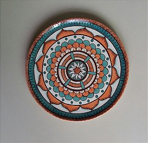 Prato de cerâmica pintado a mão com desenho de mandala