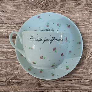 Xícara de chá com pires de porcelana
