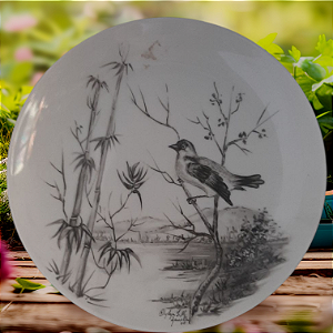 Prato de porcelana com pássaro