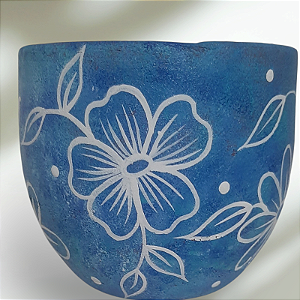 Cachepot de cerâmica azul com flores brancas