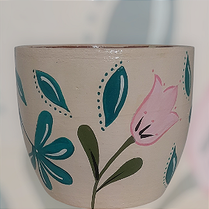 Vaso de cerâmica vermelha com flores e folhas