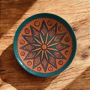Prato de cerâmica vermelha com mandala