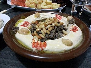 Homus com carne temperada à moda árabe e amêndoas de snoubar - Kg