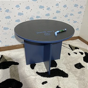 Mesa redonda de atividades infantil azul com tampo tipo lousa negra
