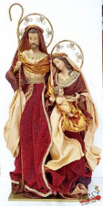 Sagrada Familia de Resina e Roupas em Tecido Vinho e Dourado, 73 cm - Sagrada Familia em Tecido - Ref 1716654 Cromus Natal