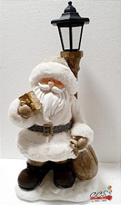 Enfeite Decorativo de Resina Noel em Frente ao Poste com Presentes Branco - Coleção Bonecos - Ref 1691292 Cromus Natal