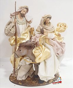 Sagrada Familia de Resina Maria Sentada com Menino Jesus no Colo e José ao Lado em Pé - Ref 1590509 Cromus Natal
