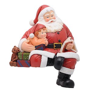 Papai Noel de Resina Sentado Lendo com Criança no Colo - Colecionáveis de Resina - Ref 1018095 Cromus Natal