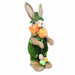 Coelho de Palha em Pé com Corpo de Musgo Segurando Flores Laranja 50cm - Coleção Ms&Mrs Rabbit - Ref 1011240 Páscoa Cromus
