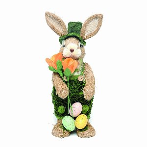 Coelho de Palha com Jardineira de Musgo Segurando Flores e Ovos 42cm - Coleção Ms&Msr Rabbit - Ref 1011241 Páscoa Cromus