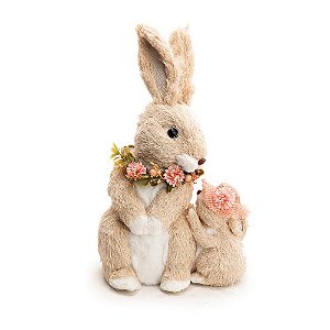 Coelha de Palha Italiana Sentada com Filhote e Flores no Pescoço 30x20cm - Coleção Brisas - Ref 1012854 Páscoa Cromus