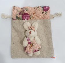 Bolsinha de Algodão Cru com Mini Coelha e Borda Floral 11x13cm - Ref 1620820F Páscoa Cromus