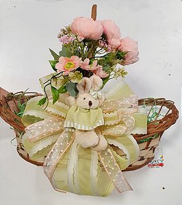 Cesta de Páscoa Decorada de Vime com Flores e Coelha de Pelúcia 44x27cm - CCS Decorações