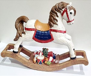 Cavalo de Balanço de Resina com Presentes 16x21x5.5cm - Colecão Cenas de Natal - Ref 1018094 Cromus
