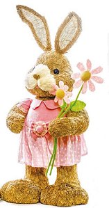 Coelha de Palha em Pé com Flor na Mão e Vestido Rosa 63cm - Coleção Bem Casado - Ref 1822997F Cromus