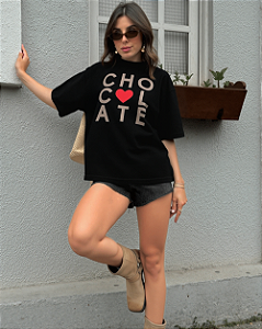 T-SHIRT OVERSIZED ESTAMPA LOCALIZADA CHOC♥LATE