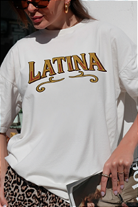 T-SHIRT OVERSIZED ESTAMPA LOCALIZADA LATINA