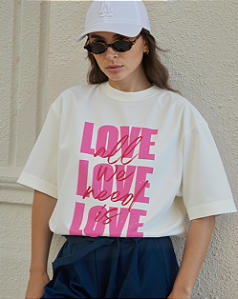 T-SHIRT OVERSIZED ESTAMPA LOCALIZADA ALL WE NEED IS LOVE