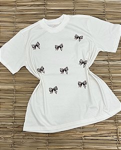 T-SHIRT OVERSIZED ESTAMPA LOCALIZADA LACINHOS