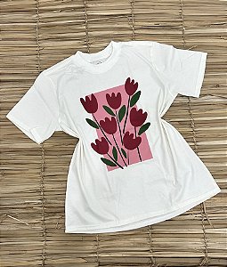 T-SHIRT OVERSIZED ESTAMPA LOCALIZADA FLORES ROSAS