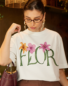 T-SHIRT OVERSIZED ESTAMPA LOCALIZADA FLOR