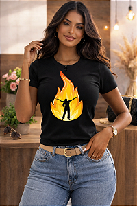 Baby Look preta com estampa impactante de chama vibrante e silhueta que transmite força e fé. Modelagem moderna, confortável e perfeita para looks estilosos no dia a dia. Estampa de alta qualidade e ótimo caimento. Confira cores disponíveis! 🔥✨