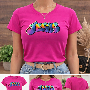 Destaque seu estilo com a Baby Look Rosa Pink com estampa JESUS em alta definição. Moderna, confortável e cheia de personalidade para o seu dia a dia. Ideal para quem vive a fé com atitude. Confira as cores disponíveis.