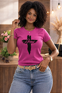 Baby Look Rosa Pink com estampa marcante da cruz e “Jesus” em destaque, unindo fé e estilo. Modelagem que valoriza o corpo, tecido confortável e estampa de alta qualidade para o dia a dia. Confira cores disponíveis! 💗✨