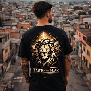 Camiseta "Fé Acima do Medo" A estampa expressa identidade, propósito e uma espiritualidade autêntica que caminha junto com o estilo e a atitude de quem vive a fé nas ruas.