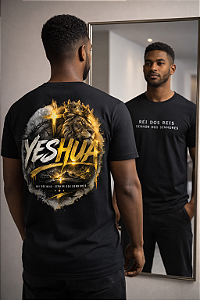 Camiseta preta com estampa impactante YESHUA e leão coroado, símbolo de força e realeza. Arte moderna com detalhes dourados que destacam fé e autoridade. Ideal para quem quer expressar sua identidade cristã com estilo e presença.