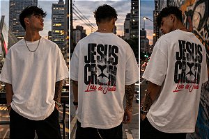 Camiseta oversized que une fé e estilo urbano. Com estampa imponente “Jesus Cristo – Leão de Judá”,