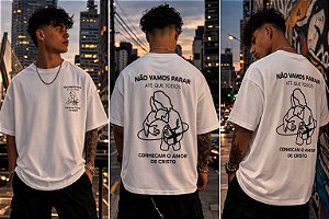 Camiseta oversized com design minimalista e mensagem poderosa. A estampa declara: “Não vamos parar até que todos conheçam o amor de Cristo".
