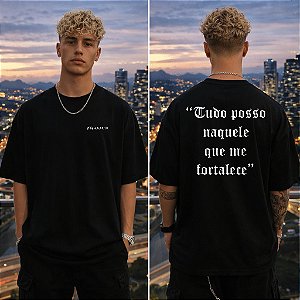 Camiseta oversized A estampa traz a poderosa declaração de Filipenses 4:13: “Tudo posso naquele que me fortalece”. Conforto, atitude e propósito para quem quer expressar sua fé com estilo no dia a dia.