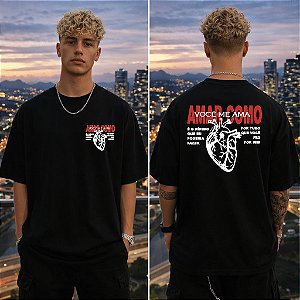 Camiseta oversized A estampa traz a mensagem “Amar como você me ama” com ilustração de coração, representando o amor sacrificial de Cristo. Um estilo urbano que expressa fé, propósito e identidade cristã