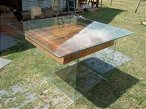 Mesa de jantar quadrada em vidro temperado e madeira de demolição - 100% Peroba Rosa