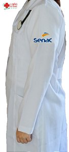 Jaleco Branco De Tecido GABARDINE Feminino De Manga Longa Com Logo SENAC Bordado - Lojão Da Saúde