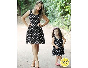 vestido preto com bola branca