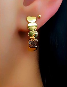 Brinco Ear Hook com 5 Corações Banhado em Ouro18k