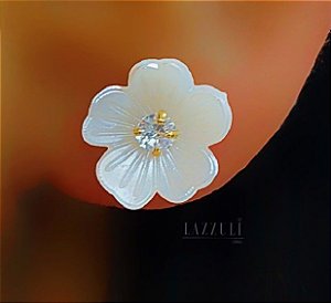 Brinco Mini Flor Madrepérola com Ponto de Luz Banhado em Ouro18k