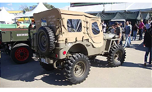 Capota nacional feita pelo orecruta, em lona na cor verde escura fechada