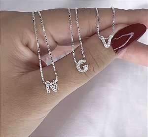 Colar letra cravejada Prata 925