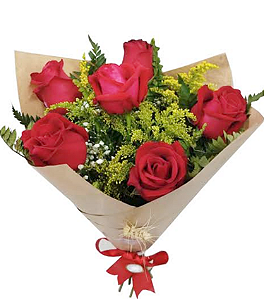 Buquê com 6 rosas vermelhas na embalagem Kraft