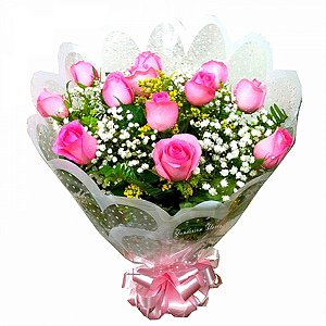 Buquê com 12 rosas rosadas na embalagem celofane e laço